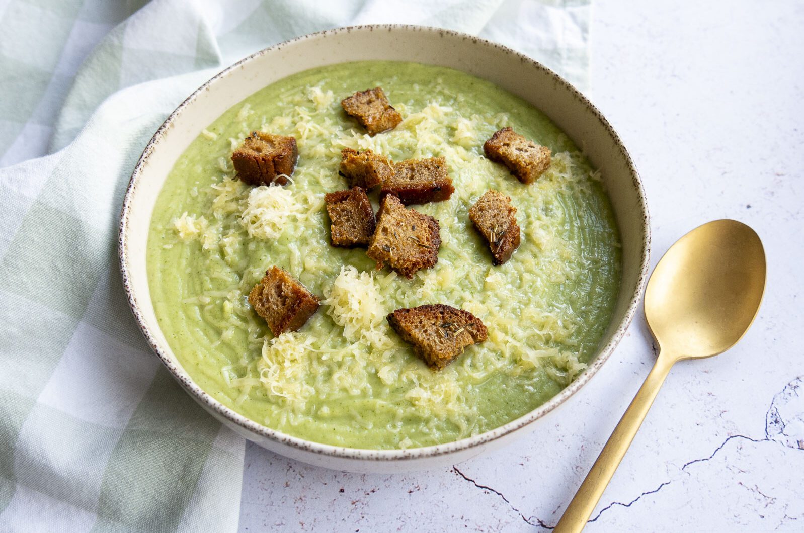Velouté de brocolis aux croûtons et au fromage râpé