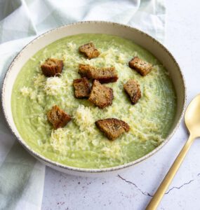 Velouté brocolis croûtons fromage râpé