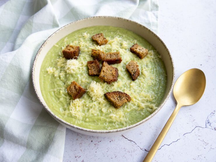 Velouté brocolis croûtons fromage râpé
